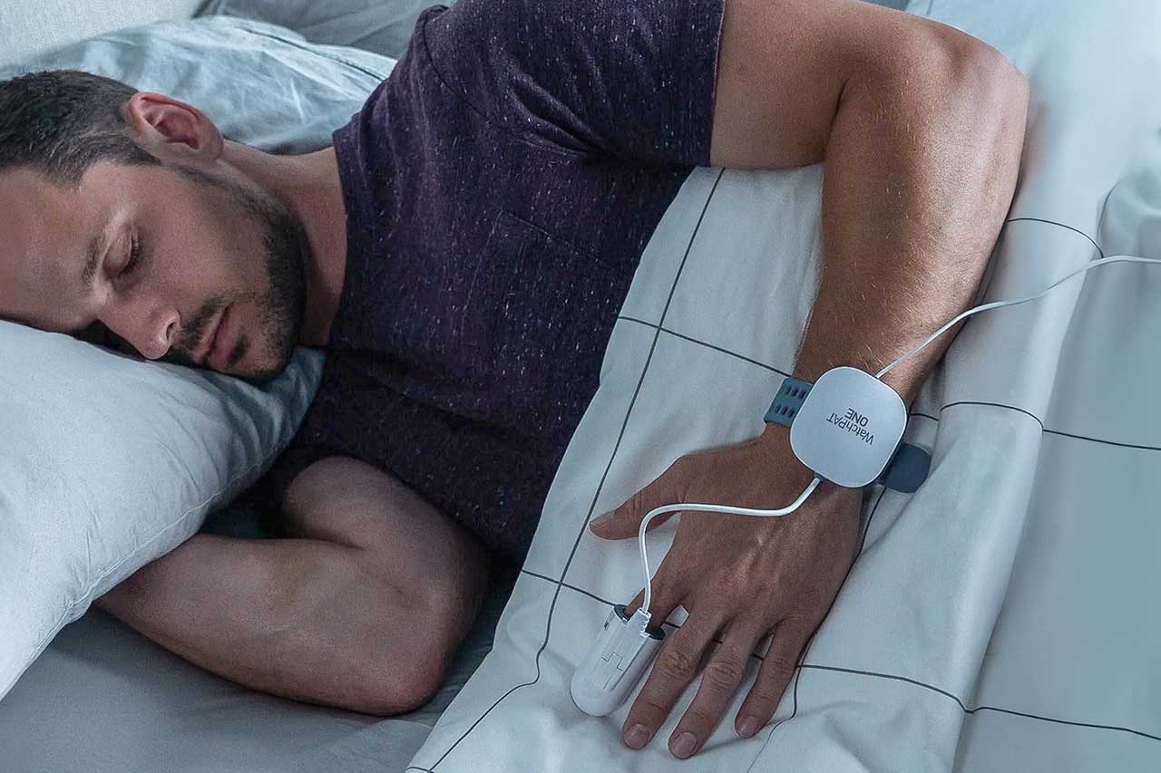 Frau mitt Schlafstörungen im Bett liegend mit verschränkten Armen über dem Gesicht